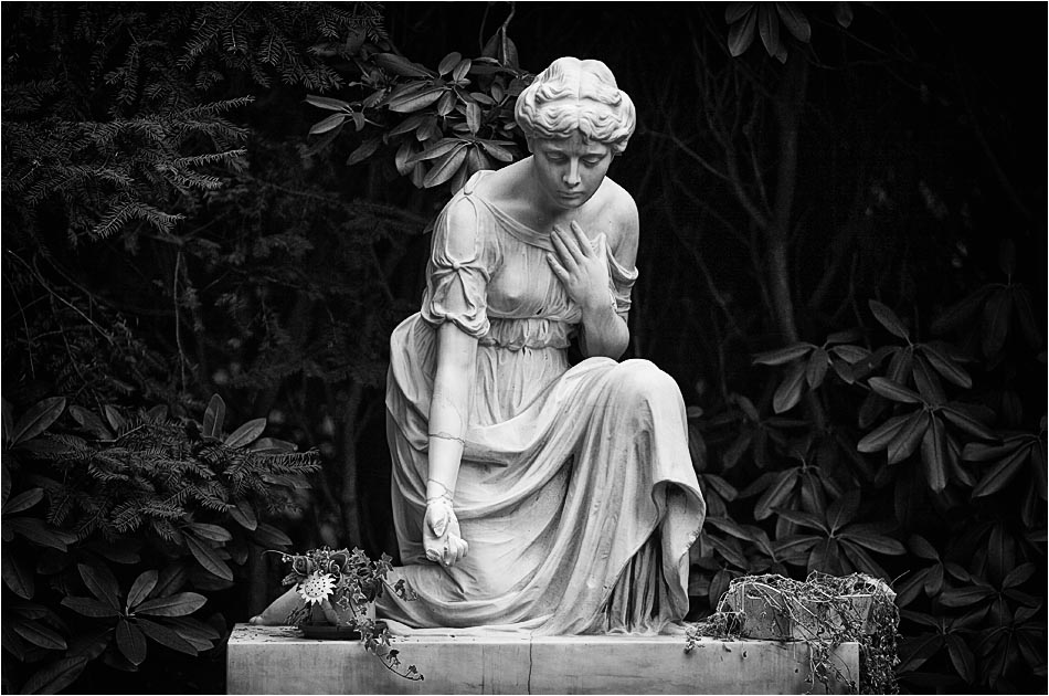 Statue (unverhüllt) – Friedhof Ohlsdorf