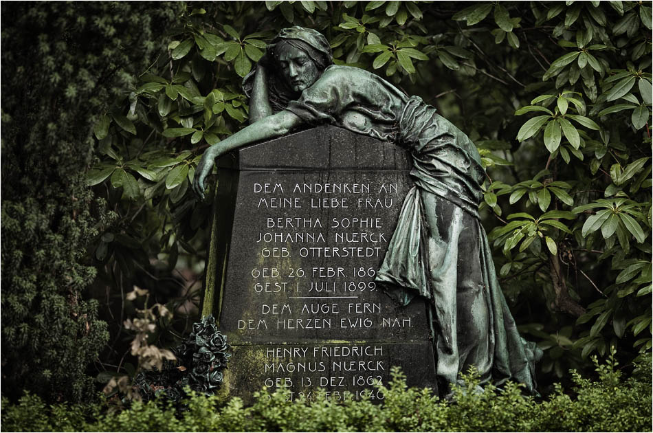 Weibliche Figur – Friedhof Ohlsdorf