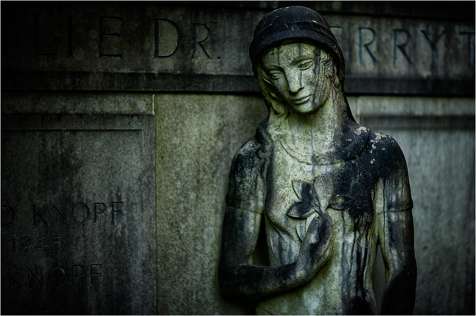 Weibliche Figur – Friedhof Hamburg