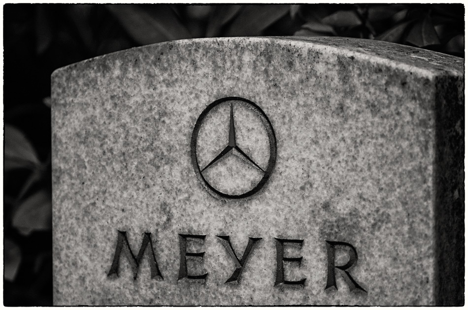 Mercedes-Stern — Grabmal Meyer — Friedhof Ohlsdorf