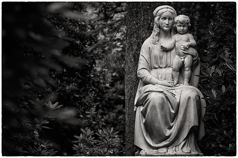 Frau mit Kind — Friedhof Ohlsdorf