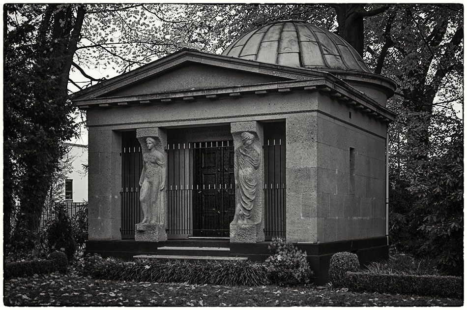 Mausoleum von Putkamer / Heymann / von Henning — Friedhof Ohlsdorf — Michael Wassenberg