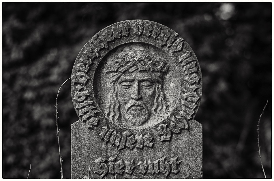 Vergib uns unsere Schuld — Friedhof Ohlsdorf — Michael Wassenberg