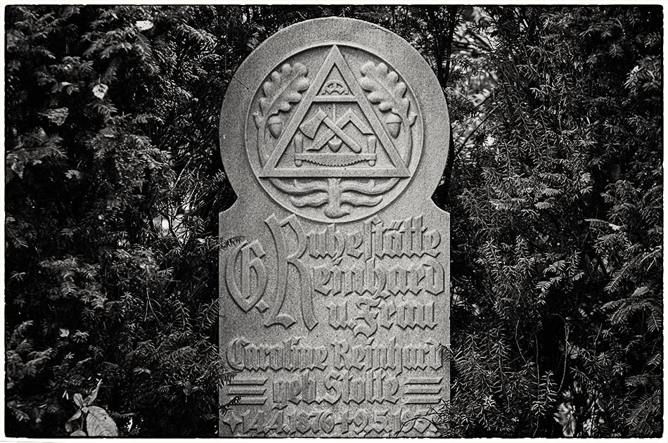 Grabmal Reinhard — Friedhof Ohlsdorf — Michael Wassenberg