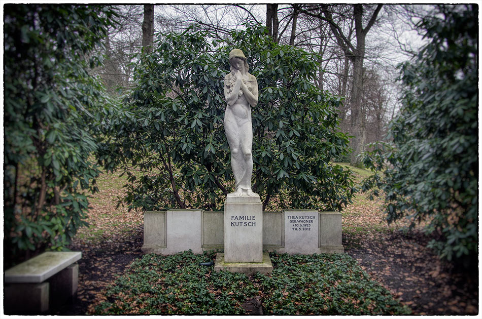Grabmal Kutsch, ehemals Köser (1927) – »Die Trauernde« — Friedhof Ohlsdorf — Michael Wassenberg