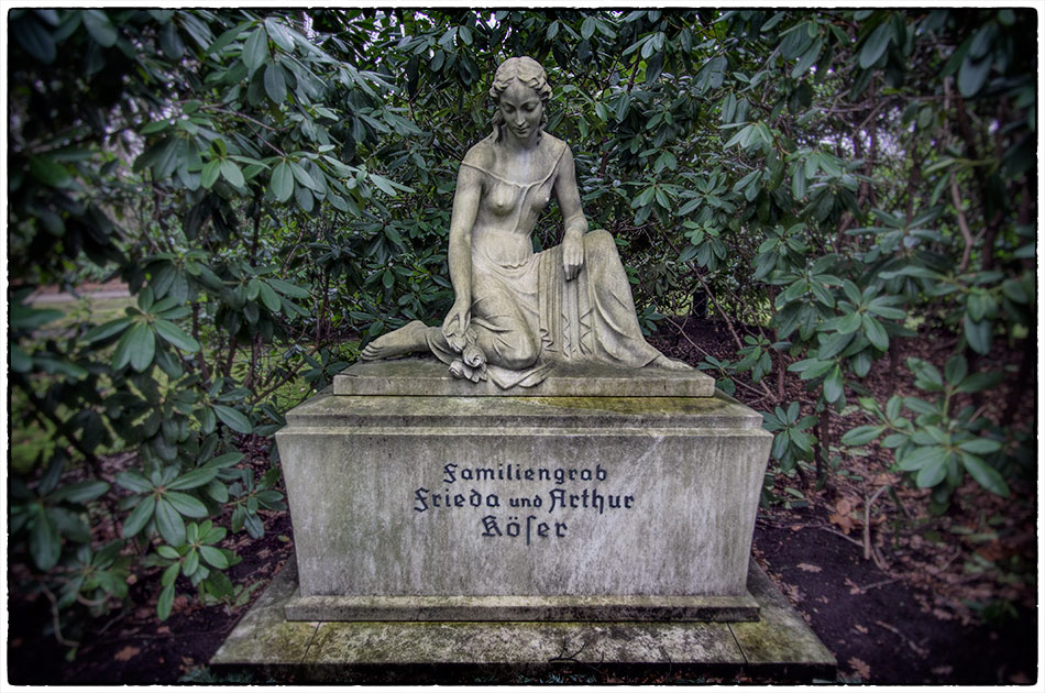 Grabmal Köser (1928) – »Die Sinnende« — Friedhof Ohlsdorf — Michael Wassenberg