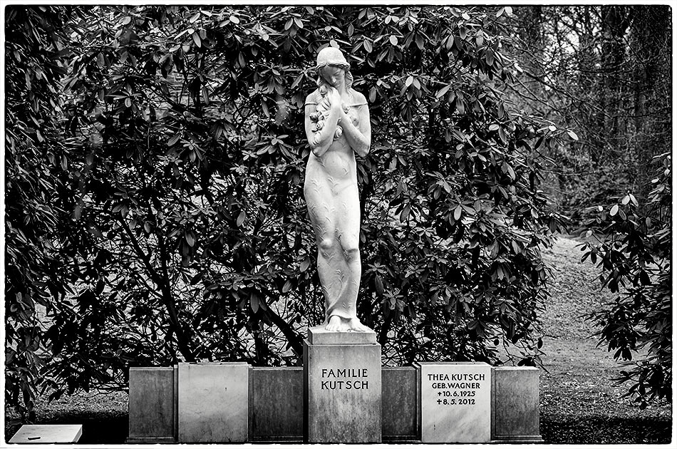 Grabmal Kutsch, ehemals Köser (1927) – »Die Trauernde« — Friedhof Ohlsdorf — Gottesacker — Michael Wassenberg