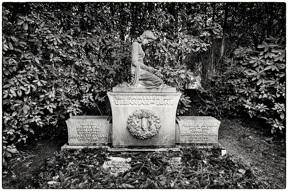 Grabmal Urbaniak – Lohr (1942) – Friedhof Ohlsdorf