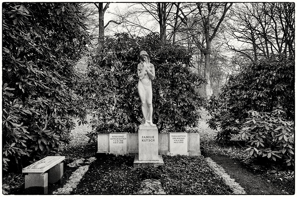 Grabmal Kutsch, ehemals Köser (1927) – »Die Trauernde« — Friedhof Ohlsdorf