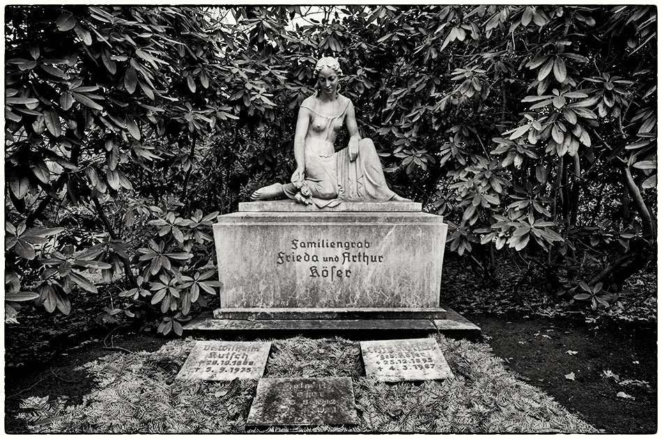 Grabmal Köser (1928) – »Die Sinnende« — Friedhof Ohlsdorf