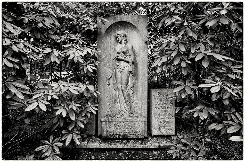 Friedhof Ohlsdorf — Grabmal Weicht (1947)