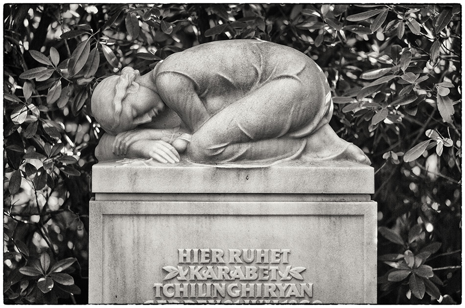 Grabmal Tchilinghiryan (1927) – »Die Weinende« · Friedhof Ohlsdorf