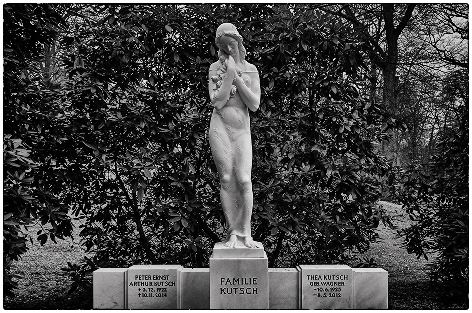 Grabmal Kutsch, ehemals Köser (1927) – »Die Trauernde« – Friedhof Ohlsdorf – Michael Wassenberg