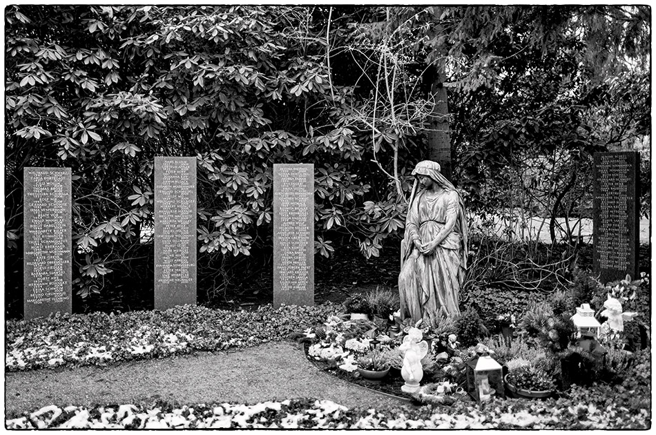 Weibliche Statue · Friedhof Ohlsdorf · Michael Wassenberg · 2017-01-15