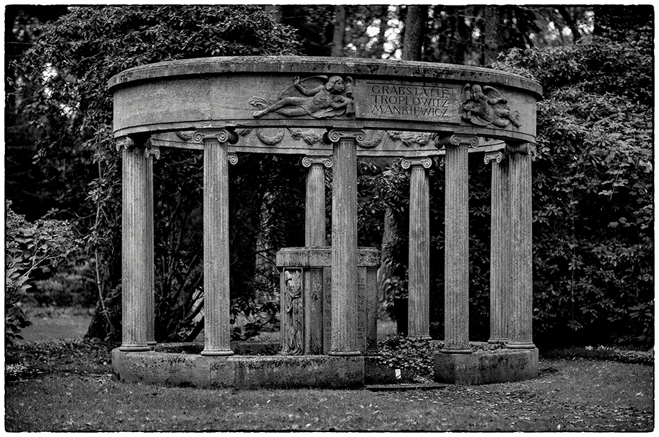 Säulengrabmal Troplowitz-Mankiewicz (1918) · Friedhof Ohlsdorf · Michael Wassenberg · 14.11.2021