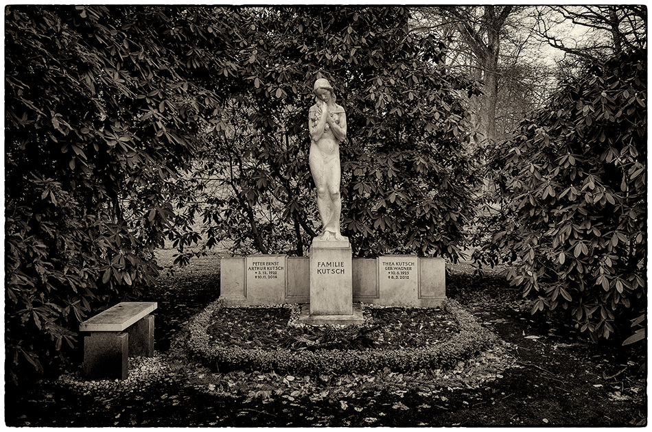 Grabmal Kutsch · ehemals Köser (1927) · »Die Trauernde« · Friedhof Ohlsdorf · Michael Wassenberg · 13.02.2022
