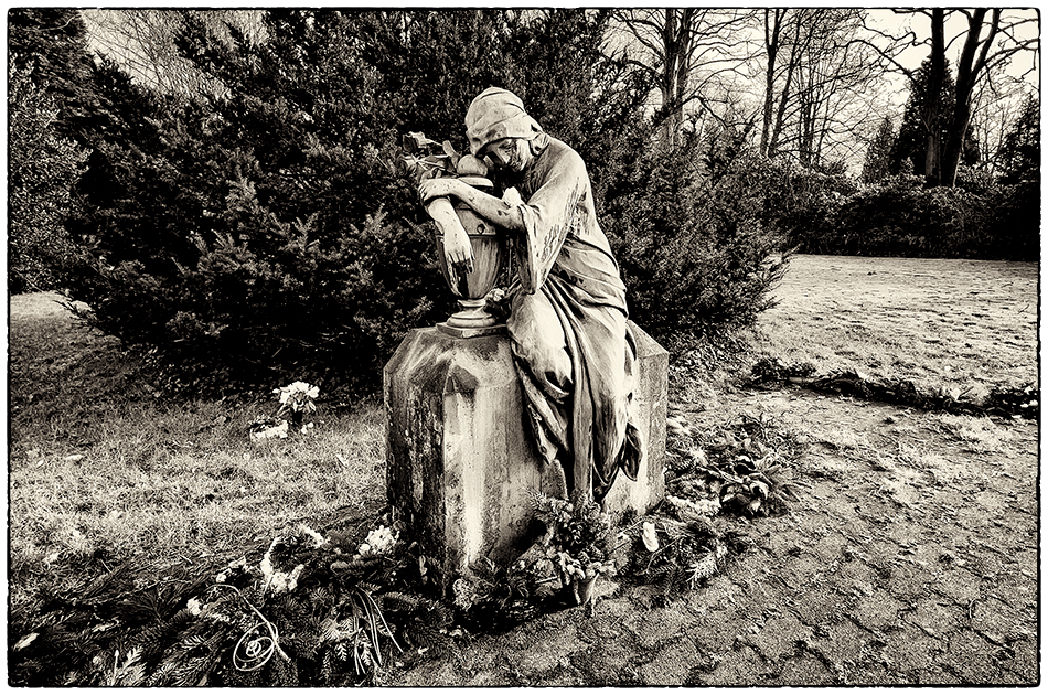 Trauernde am anonymen Urnenhain · Friedhof Ohlsdorf · Michael Wassenberg · 13.02.2022